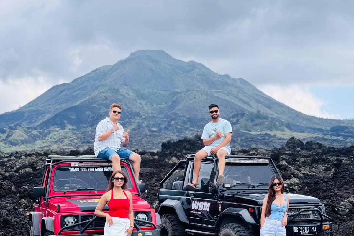 Zwei 4x4-Jeeps und Reisende auf den schwarzen Lavafeldern