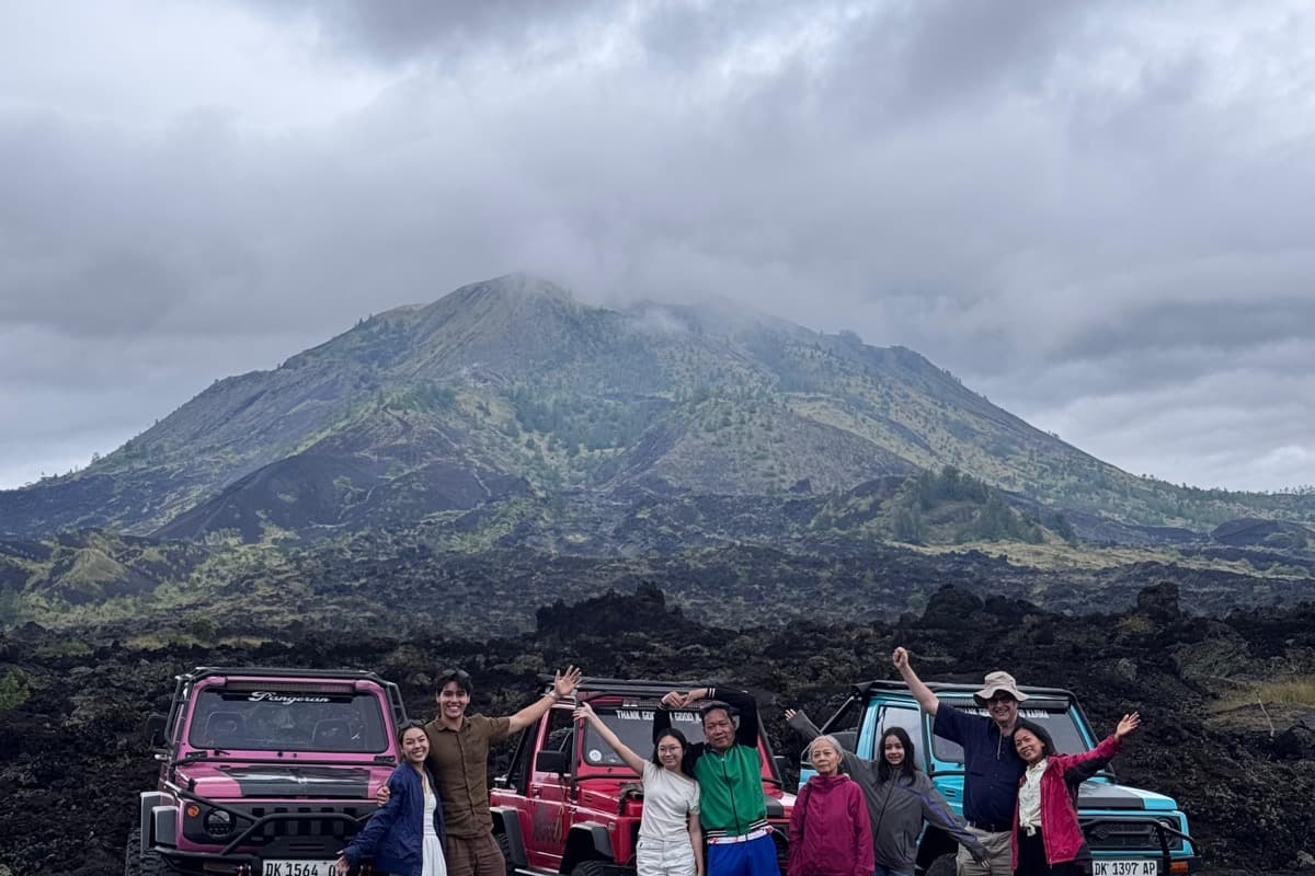 Reisegruppe neben ihren Jeeps am Mount Batur