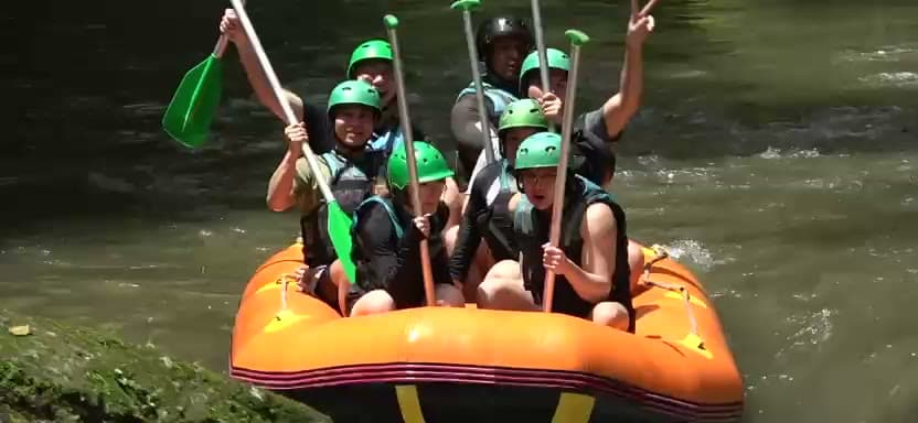 Rafting-Video: spritzend über eine Stromschnelle fahren